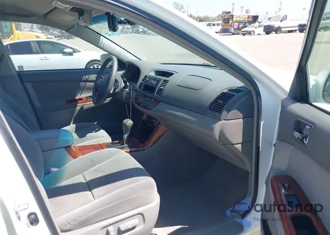 2005 Toyota Camry Xle z USA, uszkodzony, nr VIN 4T1BE30K75U029634